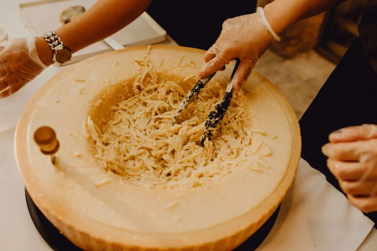 Image for Découvrez la carbonara plongée et tournée dans une meule de Parmigiano